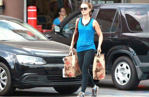 natalie-portman-strong-toned-arms-on-display-at-grocery-store-27tt