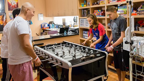 Read more about the article Natalie Visits Teens at Children’s Hospital LA